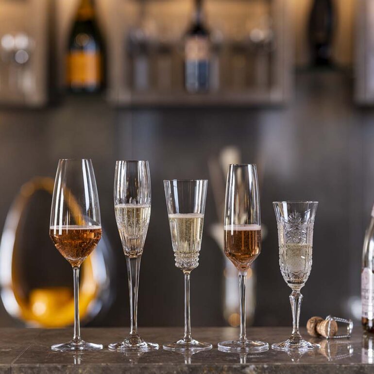 Kelih za peneče vino v baru hotela Aleksander