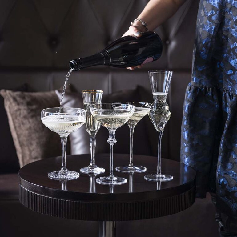 Kelih za peneče vino na balkonu, Hotel Aleksander