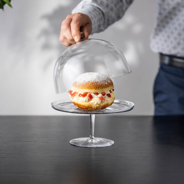 Stekleni krožnik s podstavkom in pokrovom iz Steklarne Rogaška