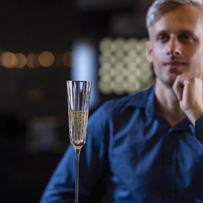 Komercialna produktna fotografija steklenega izdelka