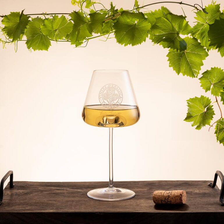 Kozarec za vinsko kraljico, fotografiran v studiu