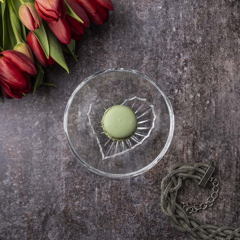 Steklena posodica v obliki srčka iz Steklarne Rogaška, spomladanska in Valentinova tematika, produktna fotografija v studiu