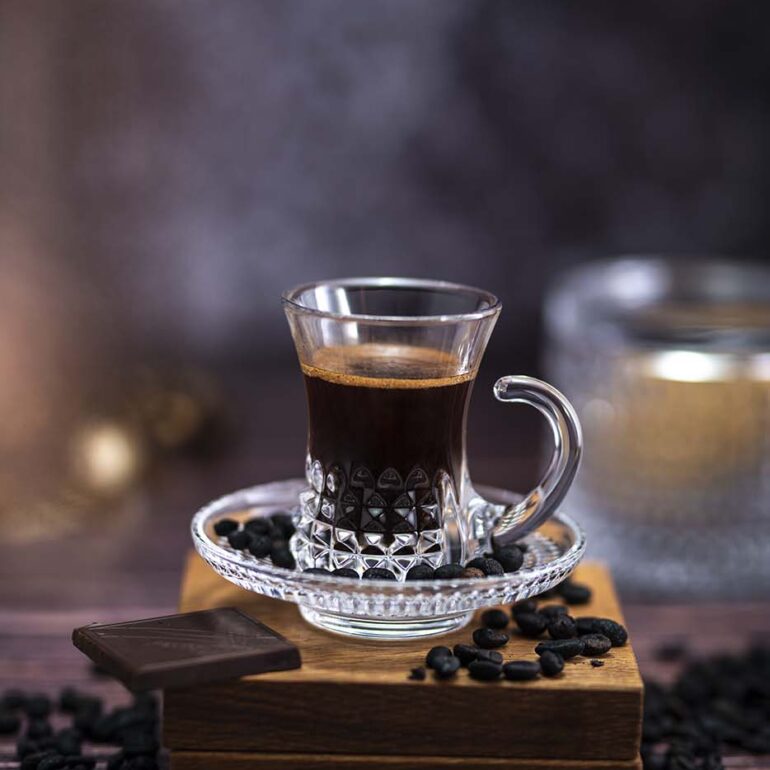 Kristalna skodelica iz kristalnega stekla, produktna fotografija posneta v studiu